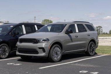 Kokomo - 18 Mayıs 2025 Dodge Durango GT Blacktop AWD sergisi. Dodge, 3.6L VVVT Pentastar V6 motoru ile Durango 'yu sunar. MY:2025