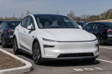 Indianapolis - 27 Nisan 2025: Tesla Model Y bir galeride sergileniyor. Tesla, Model Y 'ye 327 mil uzunluğunda bir atış alanı sunuyor. MY:2026