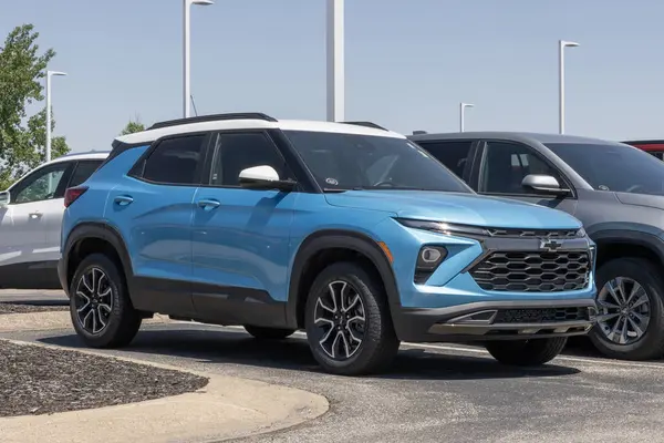 Plainfield - 18 Mayıs 2025 Chevrolet Trailblazer ACTIV AWD SUV bir galeride sergileniyor. Chevy 1.3L Turbo motorlu Trailblazer 'ı sunuyor. MY:2025