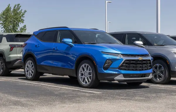 Plainfield - 18 Mayıs 2025 Chevrolet Blazer 2LT Deri Deri AWD SUV bir galeride sergileniyor. Chevy, Blazer 'a 3.6L VVT V6 motor sunar. MY:2025