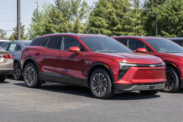 Avon - 18 Mayıs 2025: Chevrolet Blazer EV bir galeride sergileniyor. Chevy, Blazer EV 'ye 324 mil uzunluğunda bir atış alanı sunuyor. MY:2024