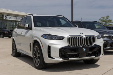 Lafayette - 24 Mayıs 2025: BMW X5 xDrive40i AWD 4D Spor Hizmetleri bir galeride sergilenmektedir. BMW X5 'e 3.0L I6 DOHC motor sunar. MY:2025