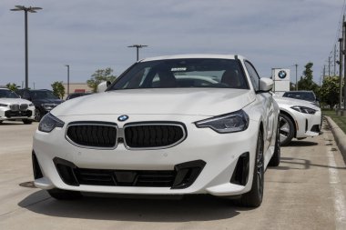 Lafayette - 24 Mayıs 2025: BMW 230i xDrive Coupe bir galeride sergileniyor. BMW 230i 'yi 2.0L TwinPower Turbo 4 silindirli motorla sunuyor. MY:2025