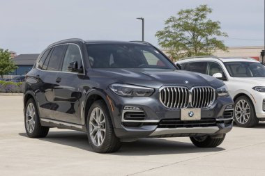 Lafayette - 24 Mayıs 2025: BMW X5 xDrive40i AWD 4D Spor Hizmetleri BMW X5 'e 3.0L TwinPower turbo şarjlı I6 motor sunar. MY:2021