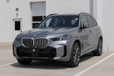 Lafayette - 24 Mayıs 2025: BMW X5 xDrive40i AWD SUV bir galeride sergileniyor. BMW X5 'e 3.0L I6 DOHC motor sunar. MY:2025