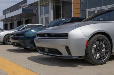Lafayette - 24 Mayıs 2025: Dodge Charger Daytona RT Asfalt EV ekran. Dodge, Charger EV 'ye 317 mil uzunluğunda bir atış alanı sunuyor. MY:2025