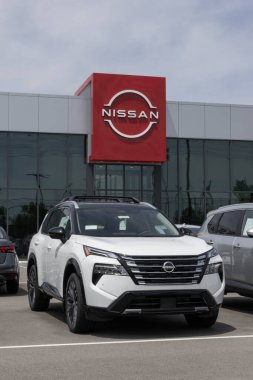 Lafayette - 24 Mayıs 2025 Nissan Rogue Platinum SUV bir galeride sergileniyor. Nissan, Rogue 'a 201HP 1.5L Turboşarjlı motor teklif ediyor. MY:2025