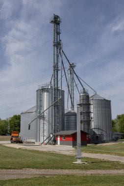 Middlefork, 24 Mayıs 2025, Midwest 'te bir çiftlikte tahıl ambarları. Tahıl kutuları buğday, mısır, yulaf, soya fasulyesi, ayçiçeği tohumu ve arpa depolamak için kullanılabilir.