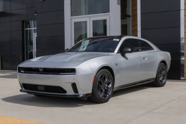 Lafayette - 24 Mayıs 2025: Dodge Charger Daytona RT Asfalt EV ekran. Dodge, Charger EV 'ye 317 mil uzunluğunda bir atış alanı sunuyor. MY:2025