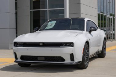 Lafayette - 24 Mayıs 2025: Dodge Charger Daytona RT Asfalt EV ekran. Dodge, Charger EV 'ye 317 mil uzunluğunda bir atış alanı sunuyor. MY:2025