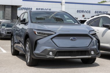 Lafayette - 24 Mayıs 2025: Subaru Solterra Limited bir galeride sergileniyor. Subaru Solterra 'ya 222 mil uzunluğunda bir golf sahası sunuyor. MY:2025