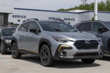 Lafayette - 24 Mayıs 2025: Subaru Crosstrek Spor bir galeride sergileniyor. Subaru Crosstrek 'e 2.5L DOHC BOXER motoru sunuyor. MY:2025