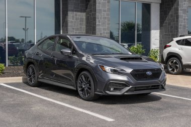 Lafayette - 24 Mayıs 2025: Subaru WRX Premium spor araba galerisinde sergileniyor. Subaru, WRX 'e 2.4L Turboşarjlı BOXER motoru sunuyor. MY:2025