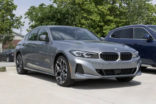Lafayette - 24 Mayıs 2025: BMW 3 Serisi 330i xDrive AWD Sedan ekran. BMW 330i 'yi 2.0L Turboşarjlı 4 silindirli motorla sunuyor. MY:2025