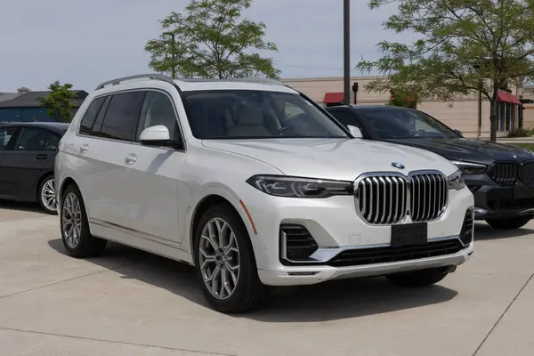 Lafayette - 24 Mayıs 2025: BMW X7 xDrive40i ekran kullanımı. Fiyatlandırma endişeleriyle, BMW talebi karşılamak için kontörlü araba alıp satıyor. MY:2019