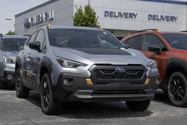 Lafayette - 24 Mayıs 2025: Subaru Crosstrek Wilderness bir galeride sergileniyor. Subaru Crosstrek 'e 2.5L DOHC BOXER motoru sunuyor. MY:2025