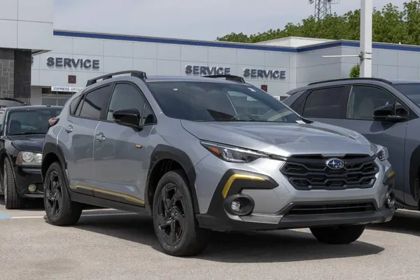 Lafayette - 24 Mayıs 2025: Subaru Crosstrek Spor bir galeride sergileniyor. Subaru Crosstrek 'e 2.5L DOHC BOXER motoru sunuyor. MY:2025