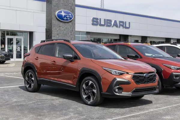 Lafayette - 24 Mayıs 2025: Subaru Crosstrek Limited bir galeride sergileniyor. Subaru Crosstrek 'e 2.5L DOHC BOXER motoru sunuyor. MY:2025