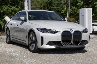 Indianapolis - 26 Mayıs 2025: BMW i4 xDrive40 Gran Coupe sergisi. BMW i4 xDrive40 'a 307 mil uzunluğunda bir sürüş alanı sunuyor. MY:2024