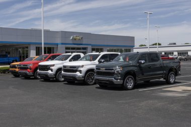 Indianapolis - 26 Mayıs 2025 Chevrolet Silverado 1500 bir galeride sergilenmektedir. Chevy, WT, Trail Boss, LT ve RST modellerinde Silverado 'yu sunar..