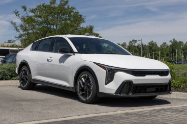 Indianapolis - 26 Mayıs 2025 Kia K4 GT-Line sedan bir galeride krupiye hazırlığında. Kia K4 'e 2.0L MPI 4 silindirli motor sunar. MY:2025