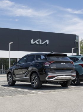 Indianapolis - 26 Mayıs 2025: Kia Sportage Hybrid EX AWD bir bayilikte. Kia Sportage 'a 1.6L Turboşarjlı hibrit motorlu bir tren sunuyor. MY:2025