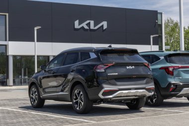 Indianapolis - 26 Mayıs 2025: Kia Sportage Hybrid EX AWD bir bayilikte. Kia Sportage 'a 1.6L Turboşarjlı hibrit motorlu bir tren sunuyor. MY:2025