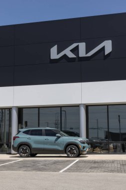 Indianapolis - 26 Mayıs 2025 Kia Seltos EX AWD SUV bir galeride sergileniyor. Kia, Seltos 'a 2.0L MPI 4 silindirli motor sunuyor. MY:2025