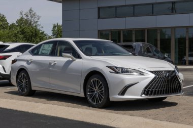 Indianapolis - 26 Mayıs 2025 Lexus ES 350h lüks sedan ekran. Lexus 2.5L 4 silindirli hibrit motorla ES350h 'yi sunuyor. MY:2025