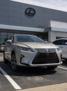 Indianapolis - 26 Mayıs 2025: kullanılmış Lexus RX ekran. Fiyatlandırma endişesiyle Lexus, talebi karşılamak için kontörlü araba alıp satıyor. MY:2018