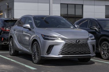 Indianapolis - 26 Mayıs 2025 Lexus RX 350 AWD lüks SUV ekran. Lexus, RX350 'ye 2.4L Turboşarjlı 4 silindirli motor sunuyor. MY:2025