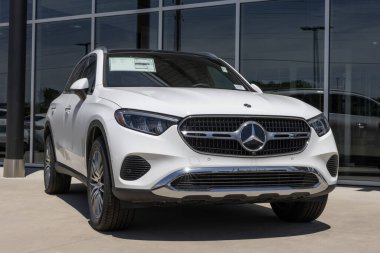 Indianapolis - 26 Mayıs 2025 Mercedes-Benz GLC 300 4MATIC SUV ekran. Mercedes GLC300 'e 2.0L Turbo 4 silindirli hafif hibrit motor sunuyor. MY:2025