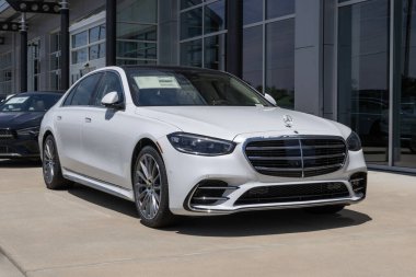 Indianapolis - 26 Mayıs 2025 Mercedes-Benz S 580 4MATIC Sedan ekran. Mercedes S580 'e 498HP 4.0 BiTurbo hafif hibrit V8 motoru sunuyor. MY:2025