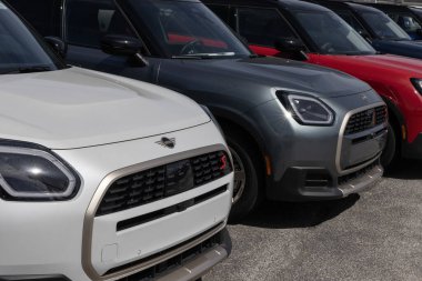 Indianapolis - 26 Mayıs 2025 Mini Küçük Arabalar, SUV 'ler, Hatchback bayilik sergisi. MINI, Countryman ve Cooper modellerinde benzin, petrol veya EV modelleri sunmaktadır..