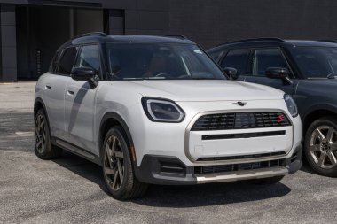 Indianapolis - 26 Mayıs 2025: MINI Cooper S Countryman ALL4 sergisi. MINI Cooper 'a 2.0L 4 silindirli çift silindirli Turbo motor sunuyor. MY:2025