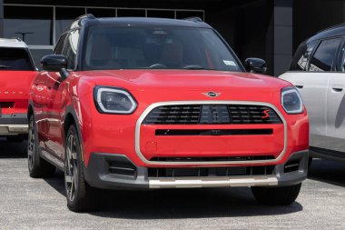 Indianapolis - 26 Mayıs 2025: MINI Cooper S Countryman ALL4 sergisi. MINI Cooper 'a 2.0L 4 silindirli çift silindirli Turbo motor sunuyor. MY:2025