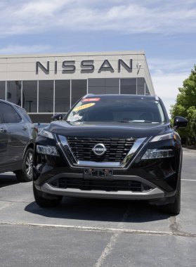 Indianapolis - 26 Mayıs 2025: onaylı Kullanılmış Nissan Rogue. Fiyatlandırma endişeleriyle, Nissan talebi karşılamak için kontörlü araba alıp satıyor. Benim: 2022