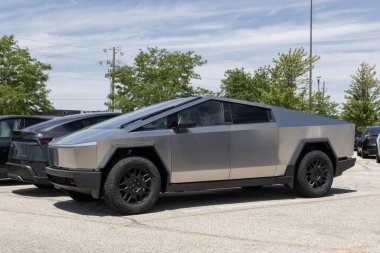 Indianapolis - 26 Mayıs 2025: Tesla Cybertruck bir galeride sergileniyor. Tesla, Cybertruck 'a 340 mil uzunluğunda bir atış alanı sunuyor. MY:2024