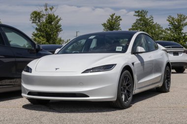 Indianapolis - 26 Mayıs 2025: Tesla Model 3 bir galeride sergilenmektedir. Tesla 363 mil uzunluğundaki atış menziline sahip Model 3 'ü sunuyor. MY:2025