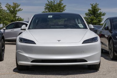 Indianapolis - 26 Mayıs 2025: Tesla Model 3 bir galeride sergilenmektedir. Tesla 363 mil uzunluğundaki atış menziline sahip Model 3 'ü sunuyor. MY:2025