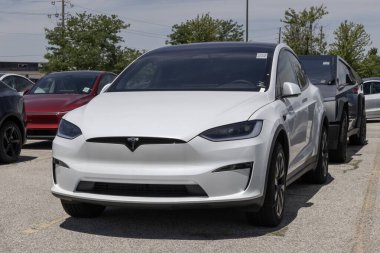 Indianapolis - 26 Mayıs 2025: Tesla Model X bir galeride sergileniyor. Tesla, Model X 'e 335 mil uzunluğunda bir sürüş alanı sunuyor. MY:2025