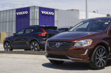 Indianapolis - 26 Mayıs 2025: Volvo XC60 gazı ve XC40 Saf Elektrikli SUV sergisi. Volvo petrol, gaz, EV ve PHEV araçları sunuyor.