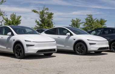Indianapolis - 26 Mayıs 2025: Tesla Model Y bir galeride sergileniyor. Tesla, Model Y 'ye 327 mil uzunluğunda bir atış alanı sunuyor. MY:2026