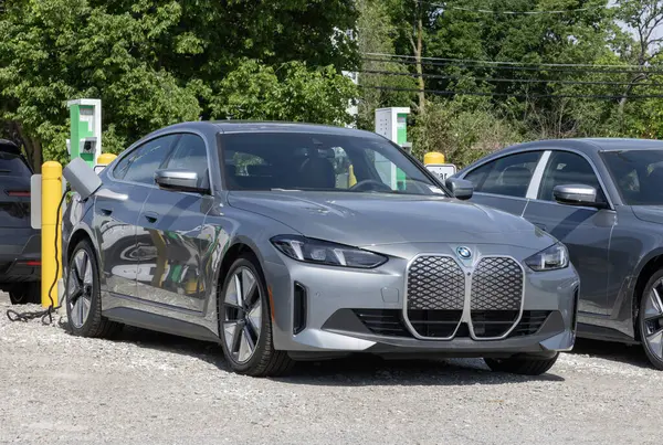 Indianapolis - 26 Mayıs 2025: BMW i4 xDrive40 Gran Coupe sergisi. BMW i4 xDrive40 'a 307 mil uzunluğunda bir sürüş alanı sunuyor. MY:2025