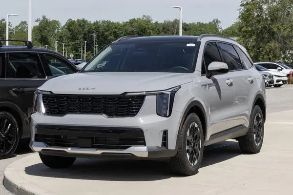 Indianapolis - 26 Mayıs 2025 Kia Sorento S FWD SUV bir galeride sergilenmektedir. Kia, Sorento 'ya 2.5L Doğrudan Enjeksiyon 4 silindirli motor sunar. MY:2025