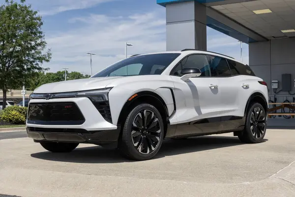 Indianapolis - 26 Mayıs 2025: Chevrolet Blazer EV RS RWD Electric SUV sergisi. Chevy, Blazer EV 'ye 334 mil uzunluğunda bir golf sahası sunuyor. MY:2025