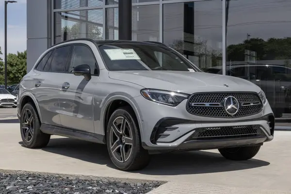 Indianapolis - 26 Mayıs 2025 Mercedes-Benz GLC 300 4MATIC SUV ekran. Mercedes GLC300 'e 2.0L Turbo 4 silindirli hafif hibrit motor sunuyor. MY:2025