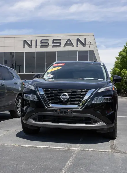 Indianapolis - 26 Mayıs 2025: onaylı Kullanılmış Nissan Rogue. Fiyatlandırma endişeleriyle, Nissan talebi karşılamak için kontörlü araba alıp satıyor. Benim: 2022