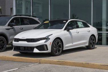 Balıkçılar - 1 Haziran 2025: Kia K5 GT-Line FWD Sedan bir galeride sergileniyor. Kia K5 'e 2.5L Doğrudan Enjeksiyon 4 silindirli motor sunar. MY:2025