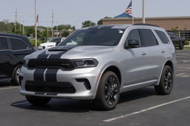 Noblesville - 1 Haziran 2025 Dodge Durango GT Blacktop AWD SUV bir galeride sergileniyor. Dodge 3.6L Pentastar V6 motorlu Durango 'yu sunar. MY:2025